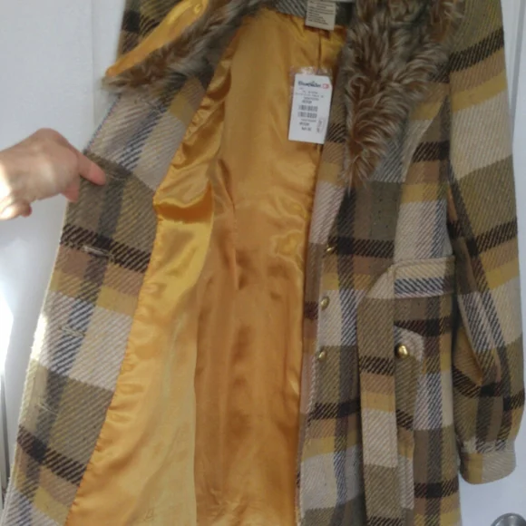NWT Daytrip from thw Buckle, Plaid Gold Brown Faux Fur Collar, Pea Coat Medium - Picture 4 of 11